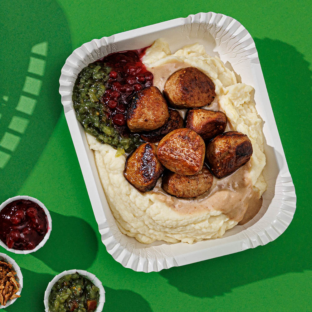 Köttbullar med potatismos, Bostongurka och lingonsylt.