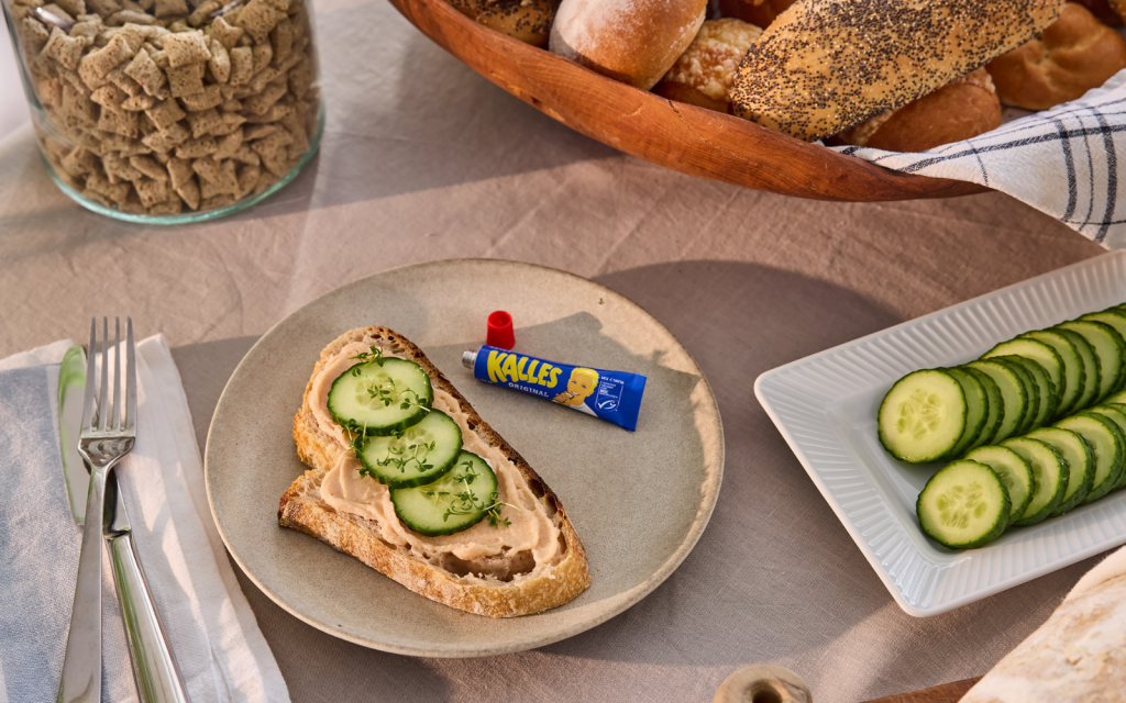 frukosttallrik med smörgås och kalles kaviar tub