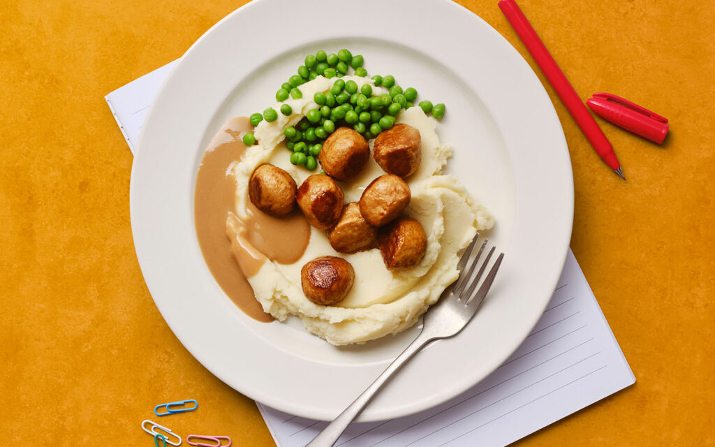 Tallrik i skolmiljö med FELIX Köttbullar Fläsk, KRAV Eko.