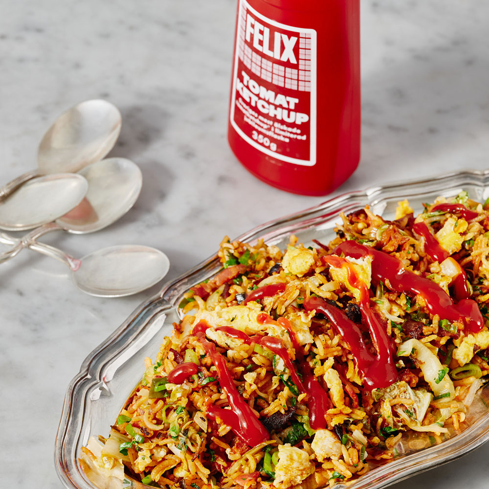 Ketchup Fried Rice med FELIX Tomatketchup drizzelflaska i bakgrunden.