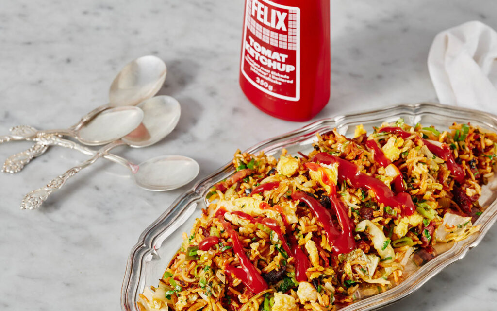 Ketchup Fried Rice med FELIX Tomatketchup drizzelflaska i bakgrunden.