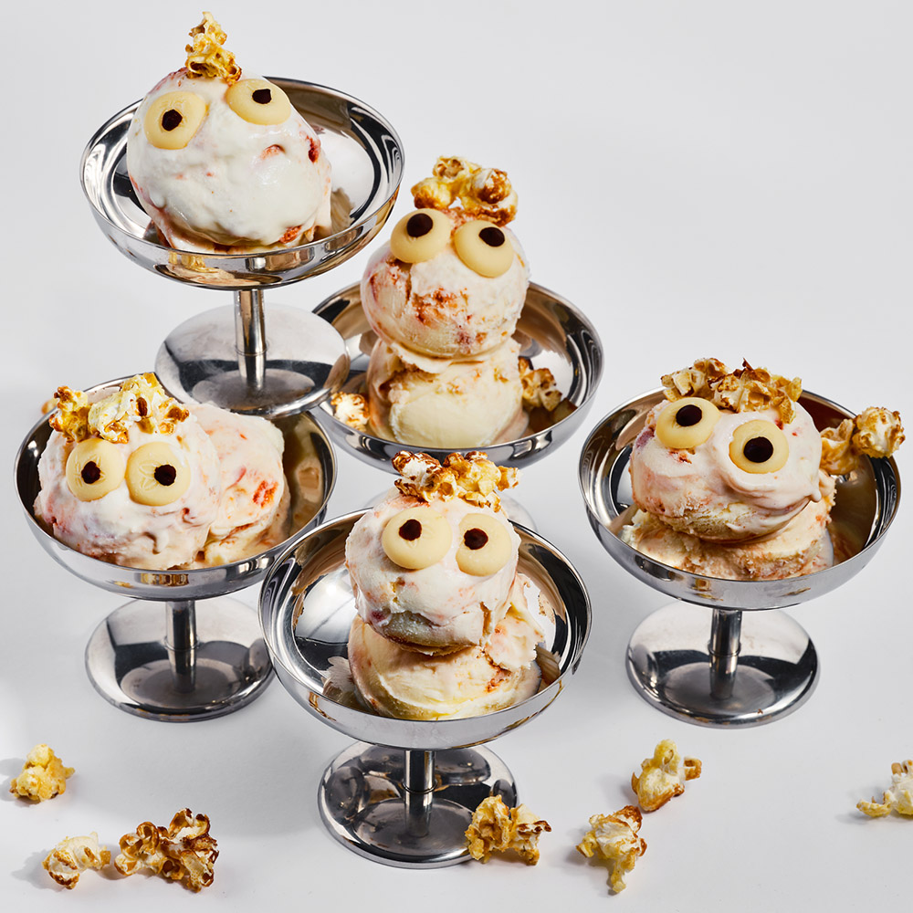 Ketchupglass med senapspopcorn.