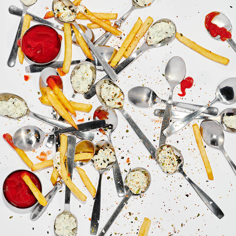 Mängder av bestick, såser, ketchup och kryddor slängda huller om buller.