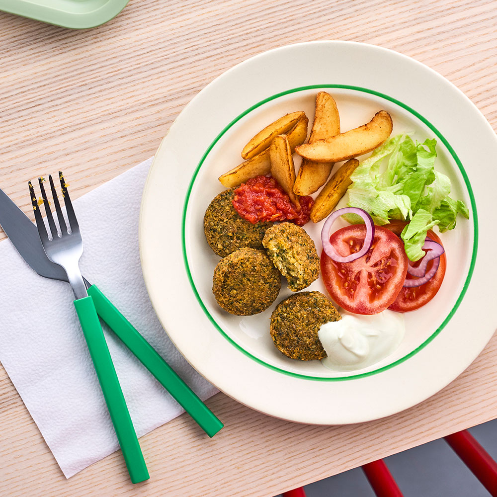 Lecora Falafel serverad i skolmiljö, med sallad och klyftpotatis.